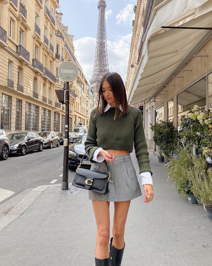 L’influenceuse Anne Orion au look preppy discret.