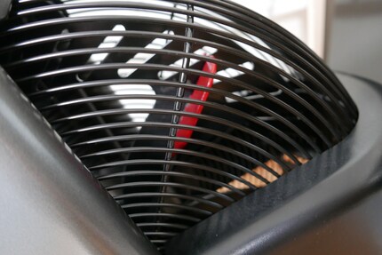 Herzstück hinter Gittern: Das Windrad des Assault Rower Elite.