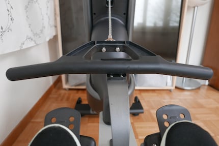 Durch die Aussparung in der Mitte bieten sich verschiedene Griff- und Trainingsmöglichkeiten, die über das klassische Rudern hinausgehen.