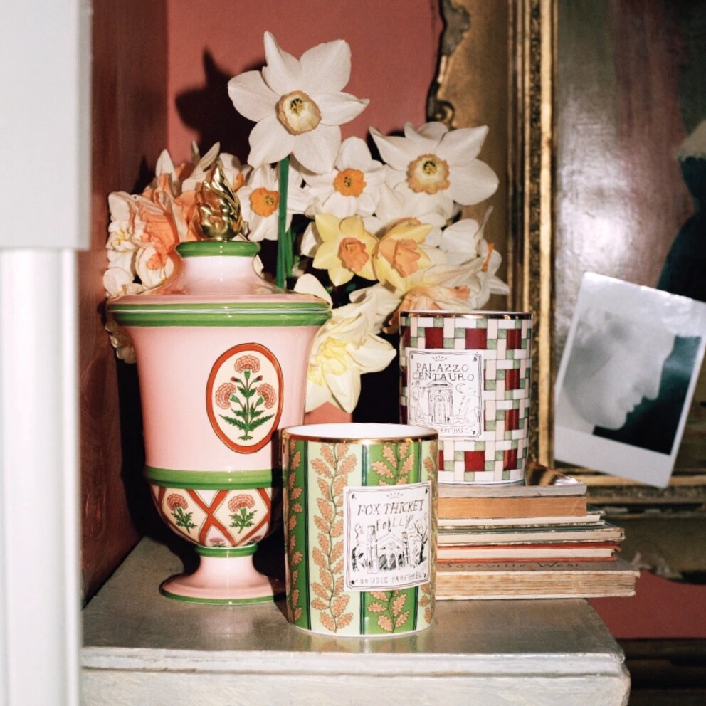 Il vaso di porcellana ispirato alla maiolica è un pezzo forte e può diventare un mini-vaso spettacolare.
