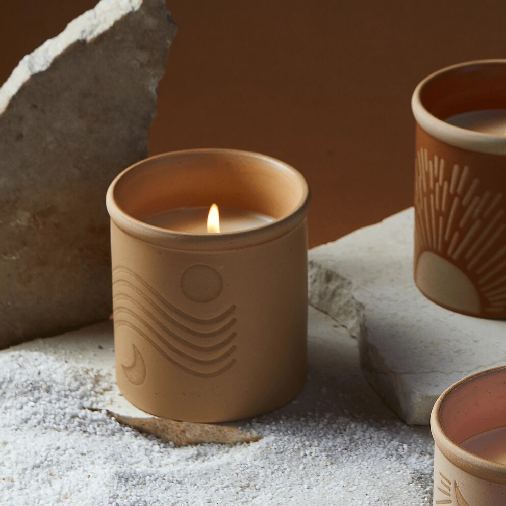 Il vaso in ceramica con linee che rappresentano il sole è adatto per le spezie o come vaso per fiori.