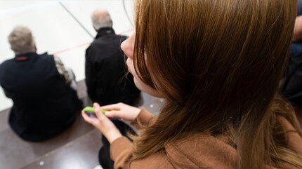 Concentration totale sur le jeu, même dans les tribunes.