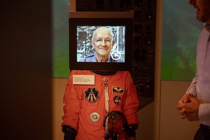 L'astronaute suisse Claude Nicollier s'adresse aux visiteurs du musée.