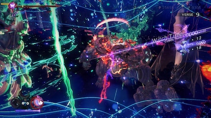 En théorie, le jeu m’indique par des signaux visuels quand je dois donner le coup final dans un combo d’attaque. Dans la pratique, je ne reconnais souvent rien dans tout ce chaos.