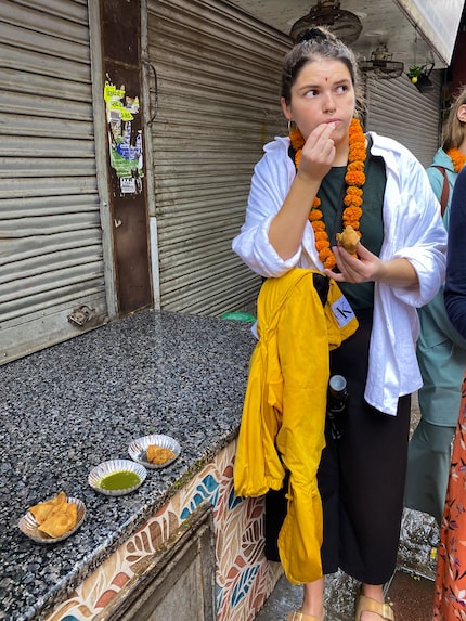 Je l’admets, avec un parapluie entre les jambes, une couronne de fleurs autour du cou et du samosa dans les joues, le sac banane est plutôt un problème plutôt mineur.