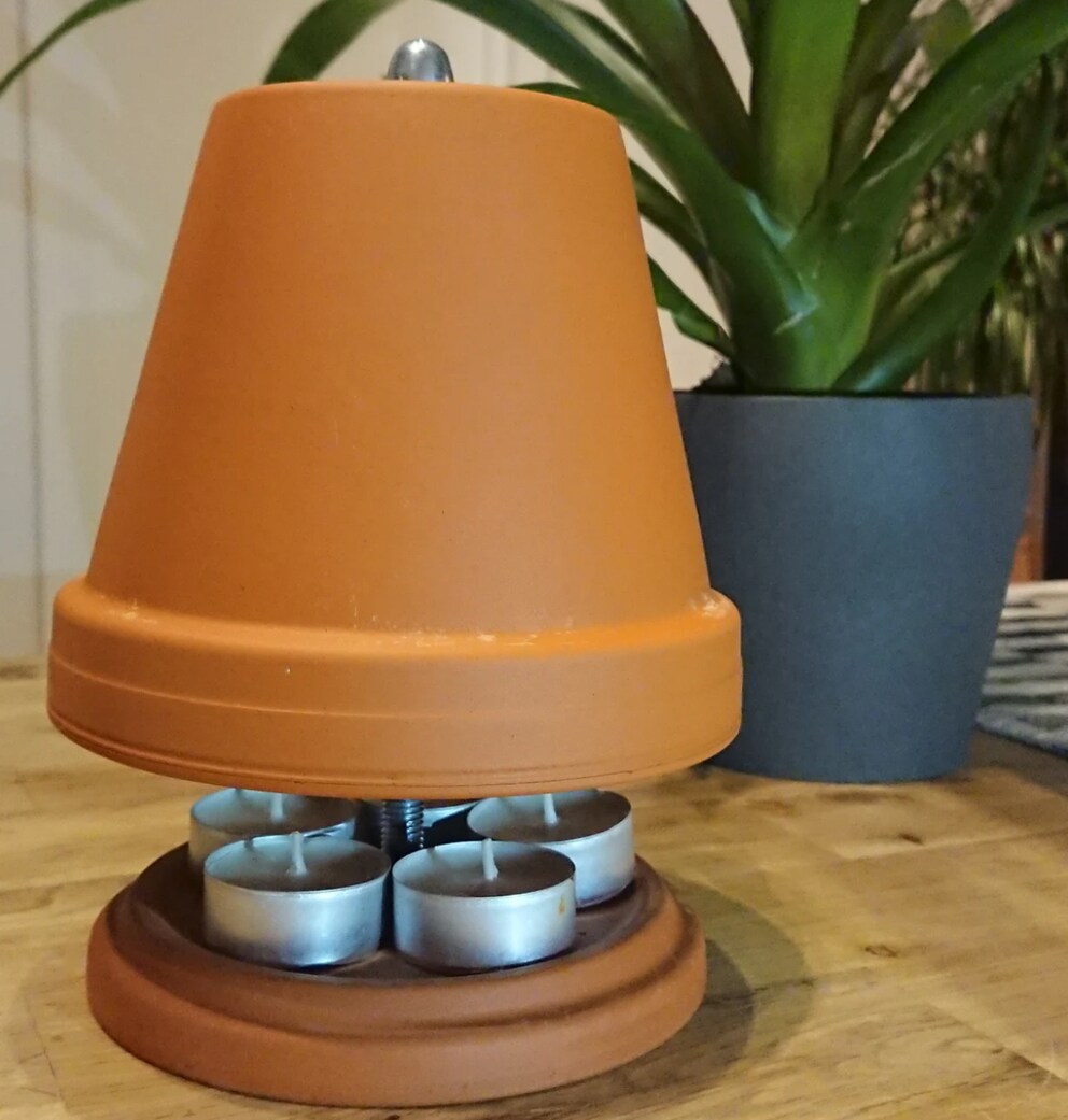 Teelichtofen wie diese kannst du selbst bauen oder auf DIY-Plattformen wie Etsy in vielen Varianten kaufen.