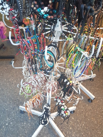C’est exactement le genre de présentoir à bijoux que je connais des vacances. À la différence que les bijoux y coûtent une fraction des prix affichés ici.