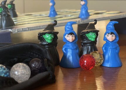 Die Spielfiguren und das leicht erhöhte Spielfeld mit Kugelbahn-Charakter kommen robust und hochwertig daher.