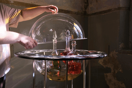 Deckel drauf: Die Globusbar «Orbis» von Kickie Chudikova ist geschlossen, lässt aber durchblicken.