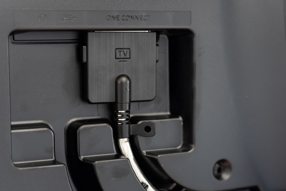 Dank One-Connect-Anschluss führt nur ein einziges Kabel zum Bildschirm.