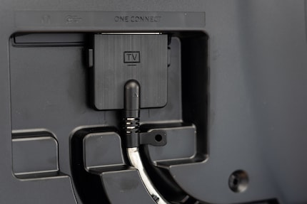 Grazie al collegamento One-Connect, solamente un cavo conduce allo schermo.