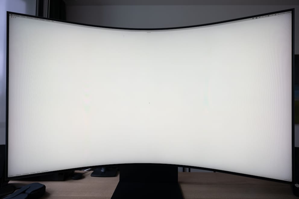Gegen die Ecken hin sind die Blickwinkel nicht mehr optimal, die Ausleuchtung ist aber insgesamt sehr gleichmässig. Das Bild wurde im empfohlenen Abstand von 80 cm aufgenommen.