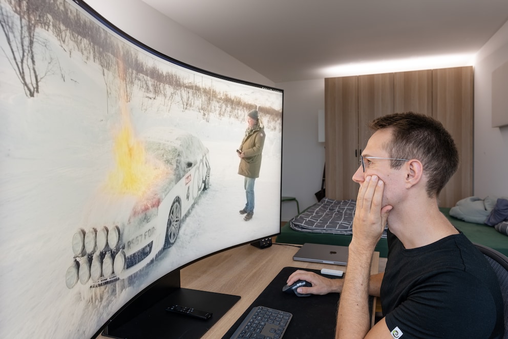 Für Filme und Serien finde ich den Ark im optimalen Abstand zum Display ungeeignet – wenn du wissen willst, wie es sich anfühlt, setz dich einfach mal direkt vor deinen 4K-TV.
