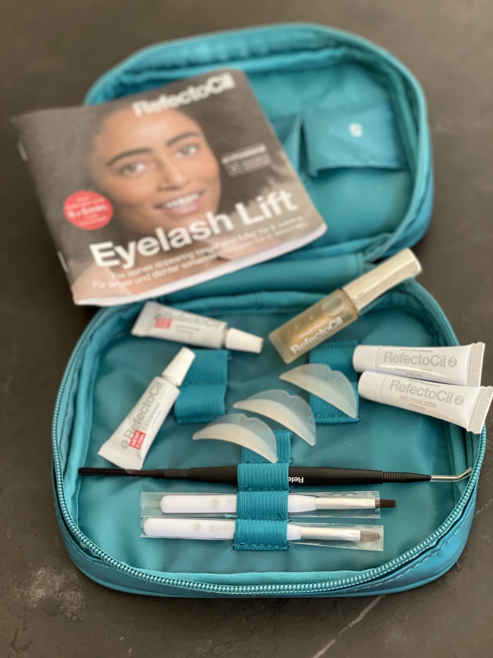 De nombreux petits composants pour des cils liftés.