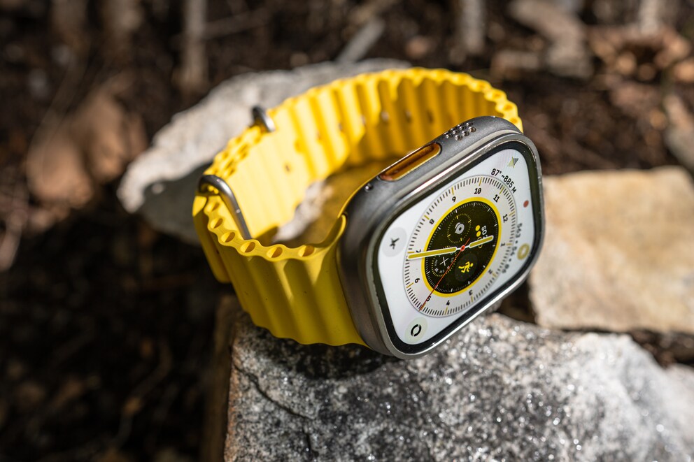 Für die Bilder in diesem Test nutze ich aus ästhetischen Gründen das knallgelbe Ocean Band. Wäre es meine eigene Uhr, würde ich den dezenteren grauen Alpine Loop bevorzugen.