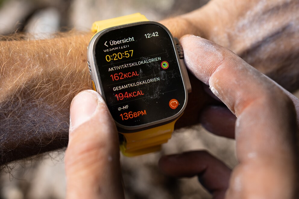 Ohne Energiesparmodus macht die Ultra im durchgehenden Trainingsbetrieb mit GPS nach zwölf Stunden schlapp.