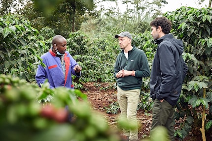 Pascal Herzog und Ramon Schalch (2. und 3. v.L.) auf der Ciumenene Farm in Kenya.