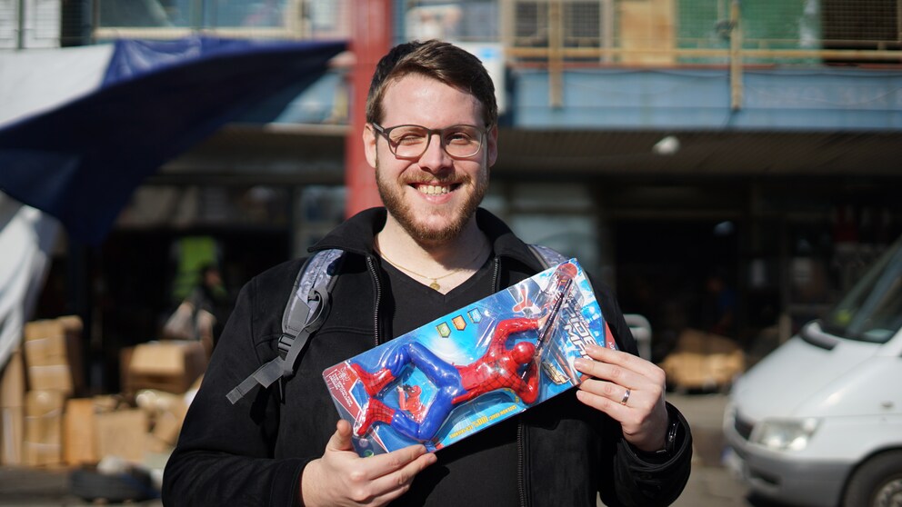 Sniper-Man ist im Wesentlichen eine Rot-Blau angemalte G.I.-Joe-Figur mit Spider-Man-Kopf.