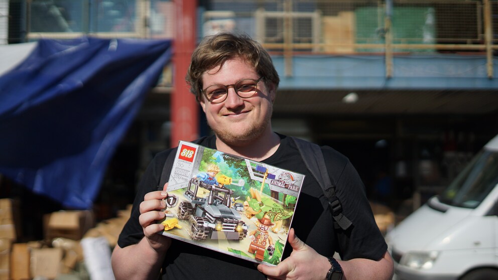Lego und Jurassic World suchst du auf der Verpackung vergebens.