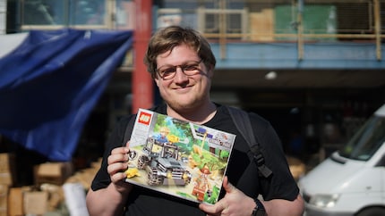 If you’re looking for the words «Lego» or «Jurassic World» on this box, you’re wasting your time.