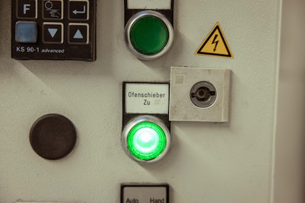 Der sehr technische Kremationsbereich ist durch eine schwere Türe vom durchdacht gestalteten Wartebereich getrennt.
