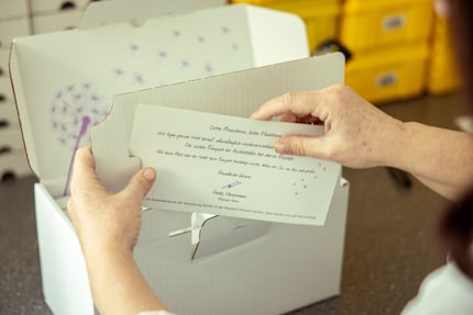 Verpackt wird nicht einfach mit Luftschlangen und Klebeband.