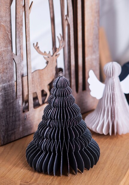 Avec leur effet de profondeur, les sapins en papier sont le couronnement de tout arrangement, même le plus insignifiant.