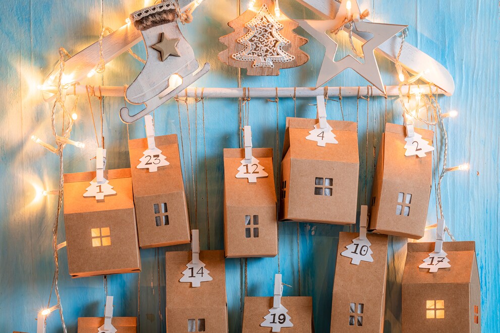 Auf den ersten Blick: ein Adventskalender. Auf den zweiten: ein Kleiderbügel.