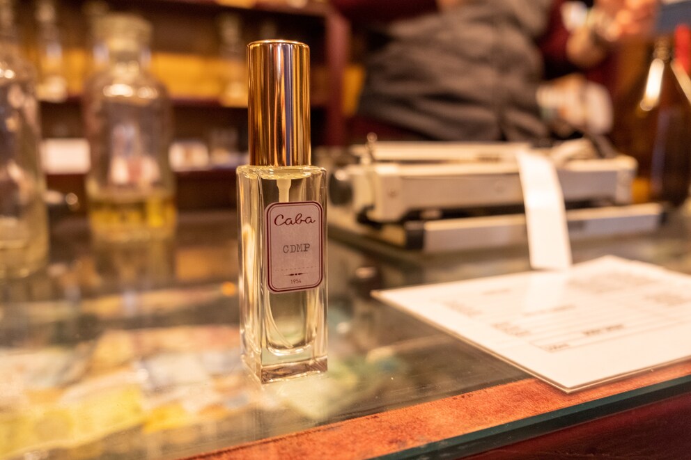 Les parfums ont tous la même étiquette et n’ont pas de nom pour éviter de détourner l’attention des odeurs.