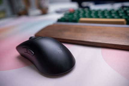 Le impronte vengono magicamente respinte dal case del DeathAdder V3 Pro.