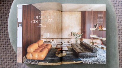 Dans cet appartement gagnant, l’étagère est placée directement à droite derrière le canapé, pour séparer la pièce.