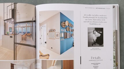 Ici, le mur de galerie rencontre le cluttercore : une combinaison de différents éléments décoratifs pour un style rafraîchissant.