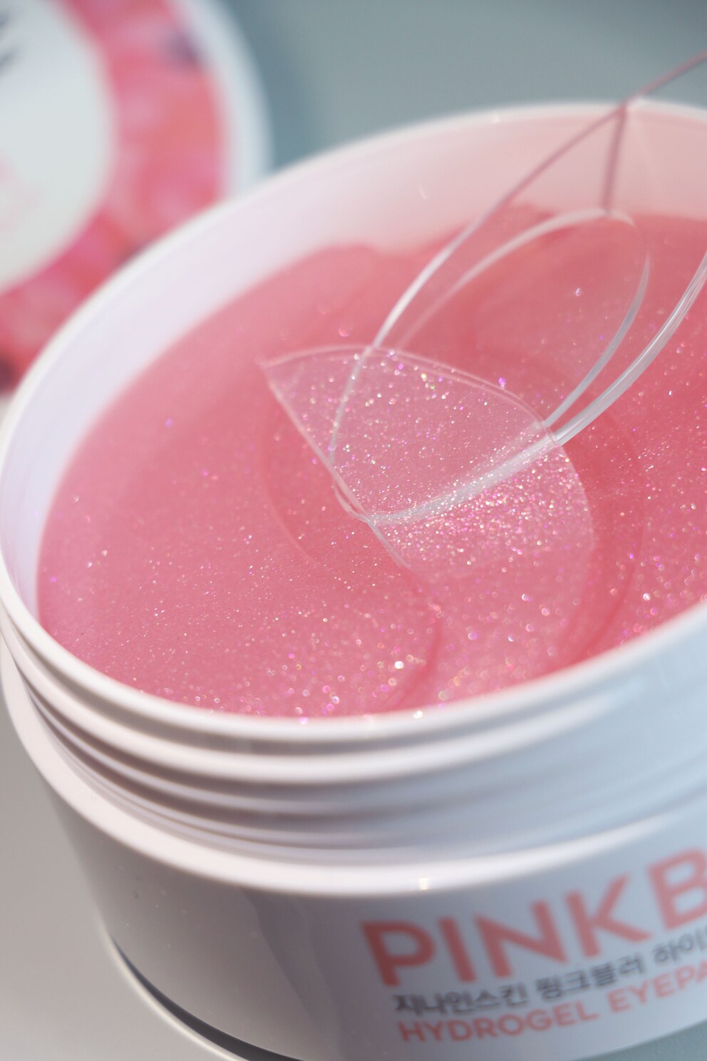 Using a spatula is the best way to separate G9 Skin’s Pink Blur Hydrogel Eyepatches.