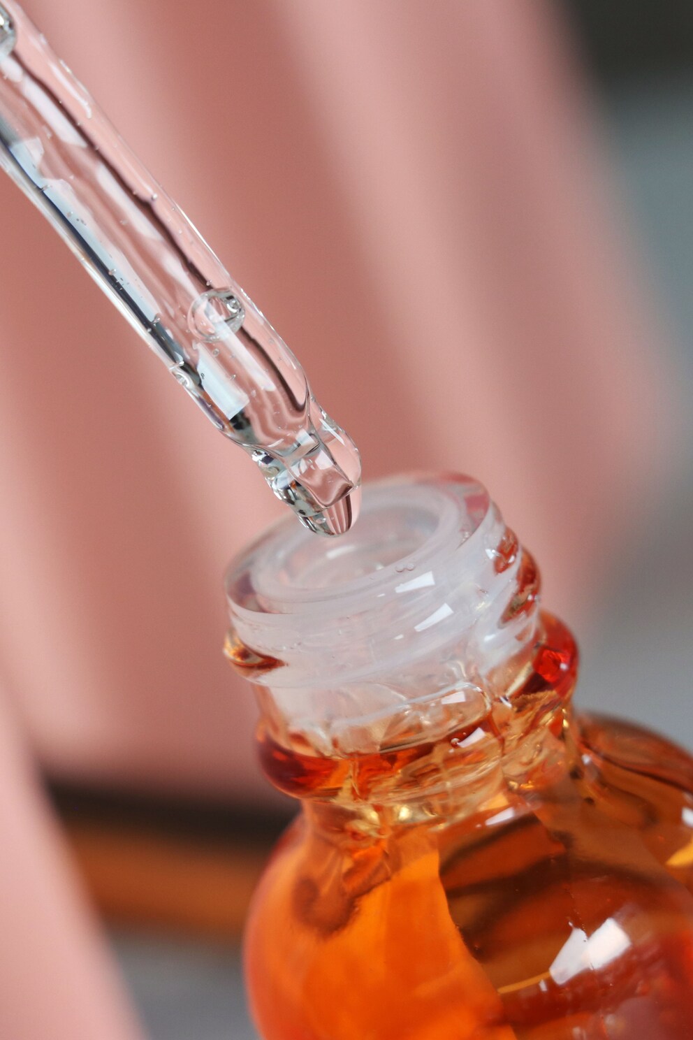 Three to four drops of the light serum are enough.