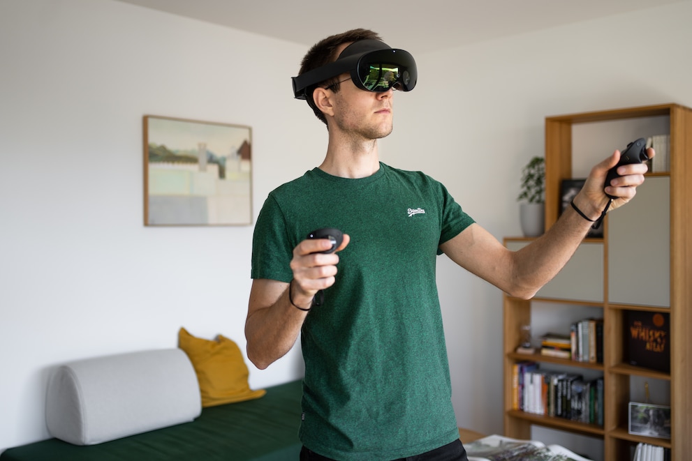 Il nuovo visore Quest Pro di Meta sembra futuristico con la sua modalità di realtà mista.