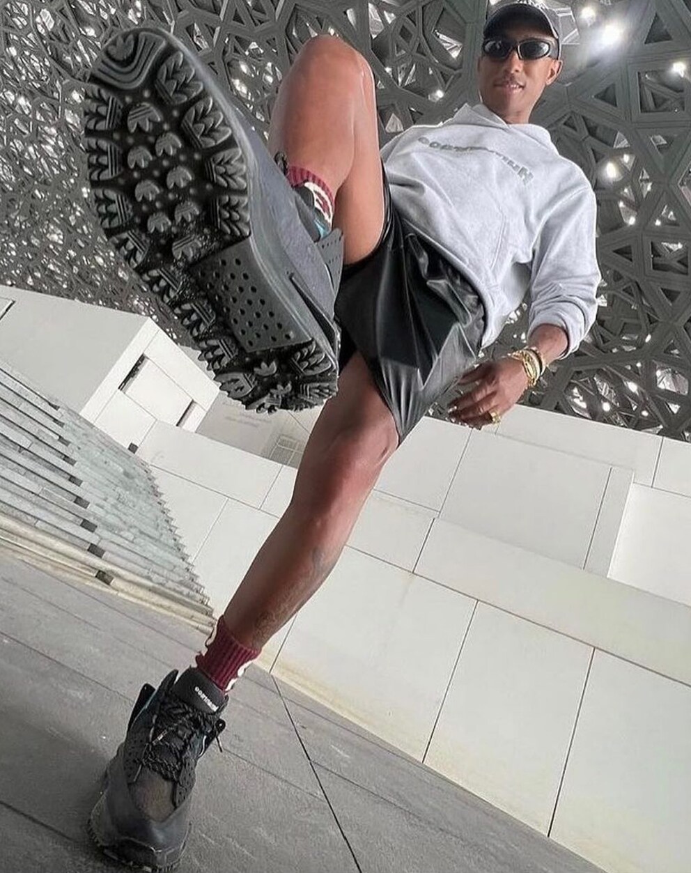 Pharrell Williams freut sich über seine selbst designten Adidas Terrex Trail Maker.