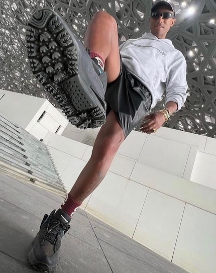 Pharrell Williams freut sich über seine selbst designten Adidas Terrex Trail Maker.