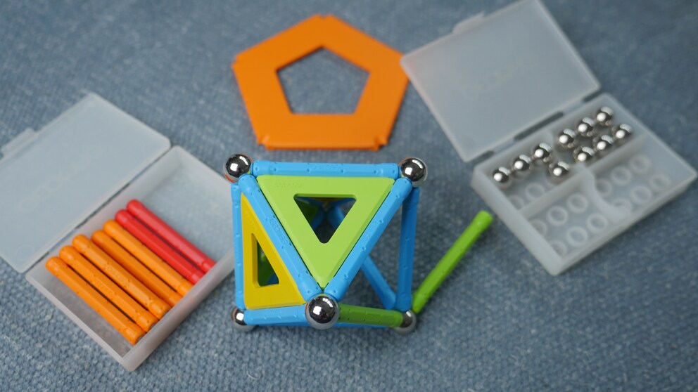 Applying too much pressure will make the construction cave: building with Geomag requires great care.