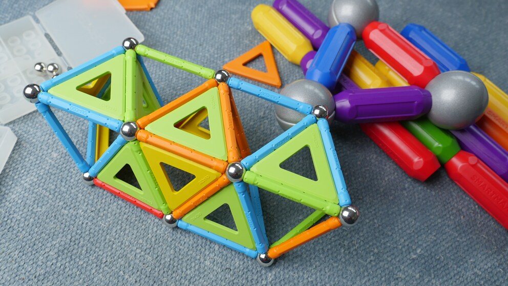 The large magnets by Smartmax (right) are more suitable for younger kids. For primary school age, I find Geomag better.
