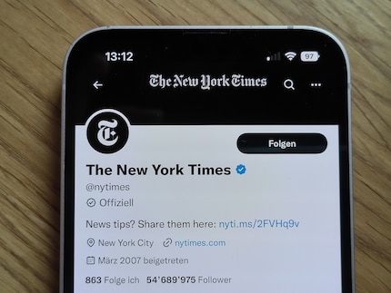 Zurzeit haben gewisse Medien und Institutionen zusätzlich zum blauen Häkchen auch ein graues. Der Schriftzug «Offiziell» markiert den Account zusätzlich.