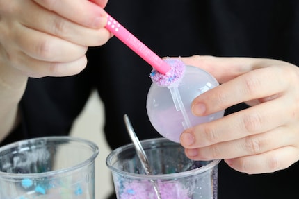Working by hand, Irmgard painstakingly fills the spherical mould. Doing this, she manages to make up to two bath bombs per day. Uncanny!