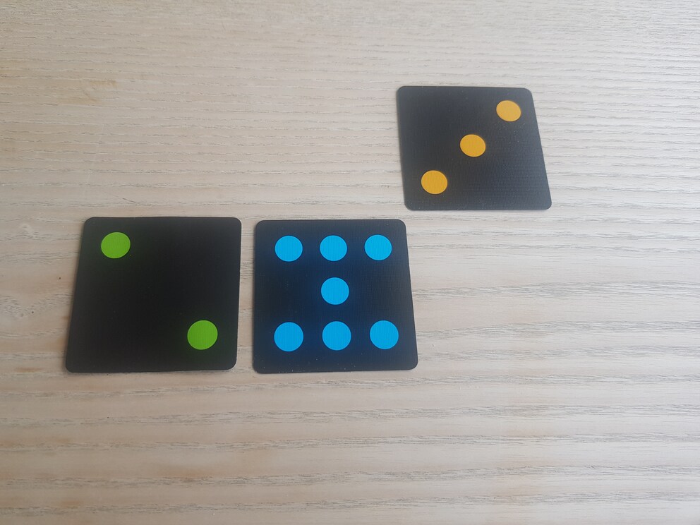Either you put a card next to another one… Photo: Martin Rupf …or you put a higher-scoring card on top of another.