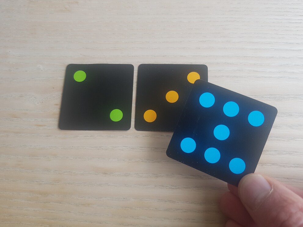... oder man legt eine Karte mit höherer Punktzahl auf eine andere.