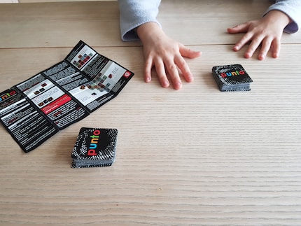 72 Karten umfasst das Spiel, je 18 in vier verschiedenen Farben.