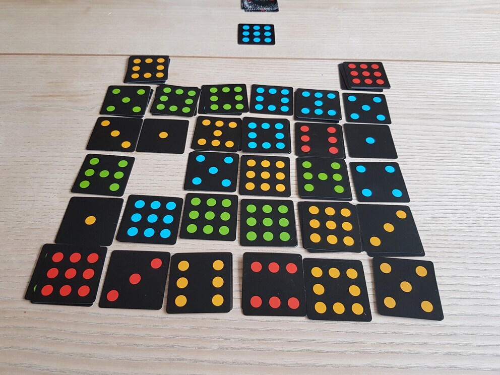 Watch out: soon my daughter will have five yellow cards lying diagonally. Ah no, she’d have to cover my green 8 card, but both yellow 9s are already on the table.