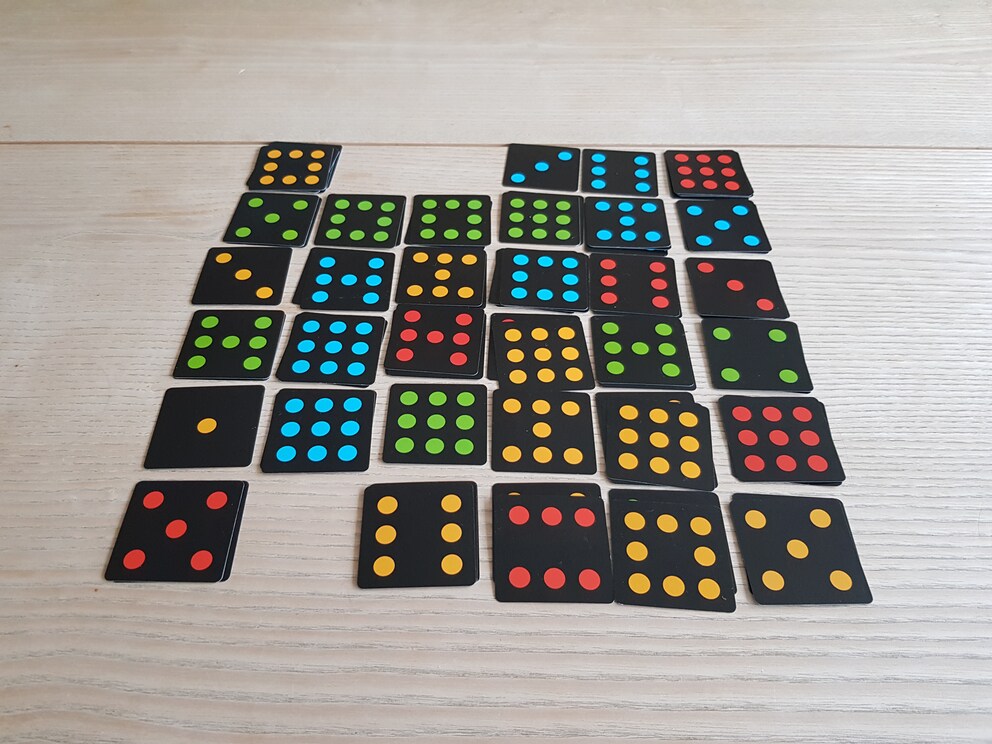 If we’d both had four in a row, you’d count the points and the one with fewer points in their row would win. It’s just stupid that in my example, both rows have the same number of points. What would happen then isn’t written in the game instructions. I think the one with more rows of three wins.