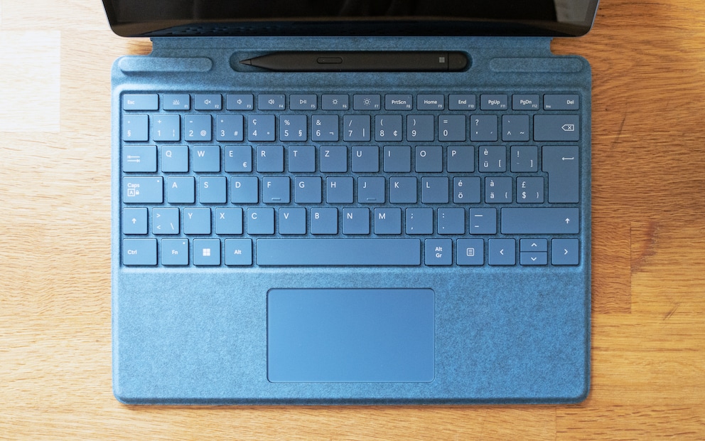 La Signature Keyboard è disponibile in un colore blu abbinato al tablet.