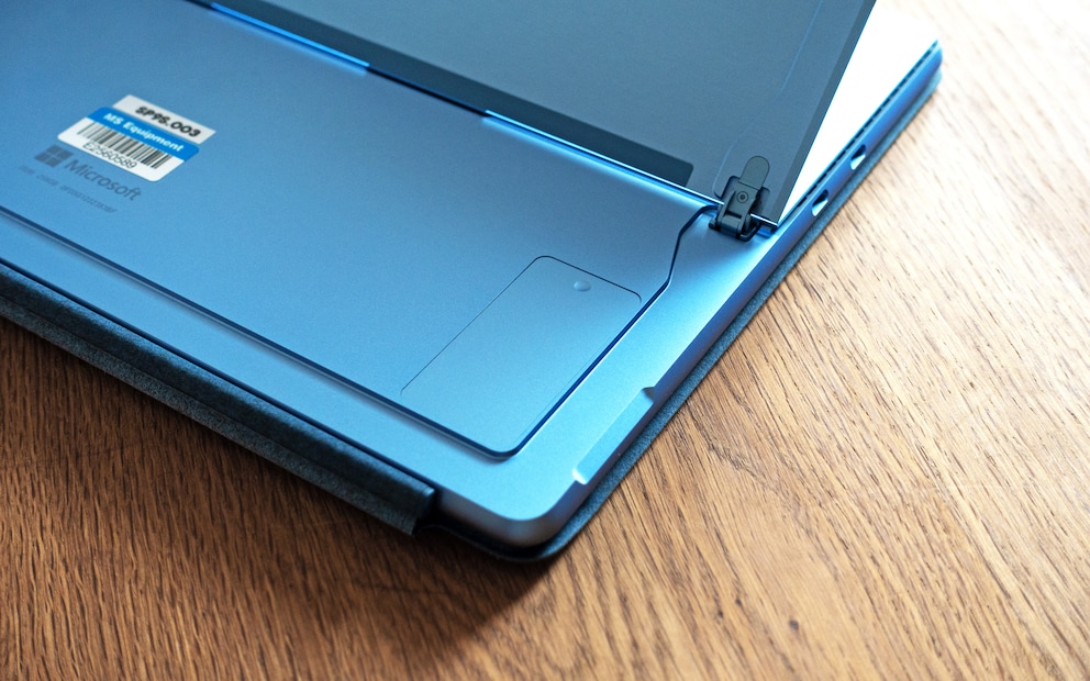 Sotto al supporto è nascosto un accesso diretto all’unità SSD.