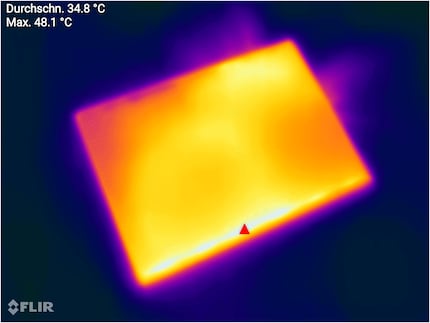Das Gehäuse ist nach neun Minuten Multi-Core-Cinebench an der wärmsten Stelle 48,1 °C warm.