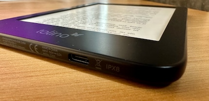 La porta USB-C è collocata nella parte inferiore. Purtroppo non è proprio al centro, quindi non posso inserire alla cieca il cavo di ricarica.